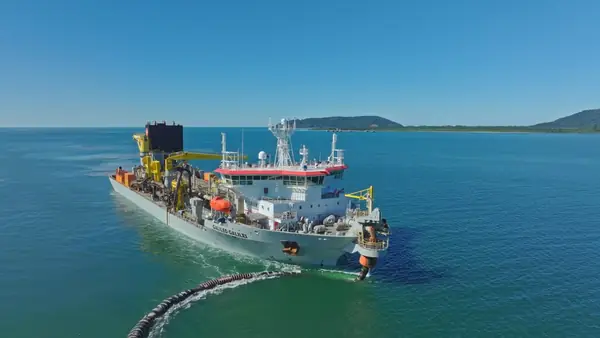 Home 26 Filmagem aérea com drone de navio de dragagem